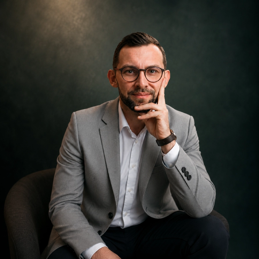 Steven Sabet | Life Coach und Karriere Coach in Wien Portrait von Steven Sabet als Coach in ruhiger Atmosphäre.